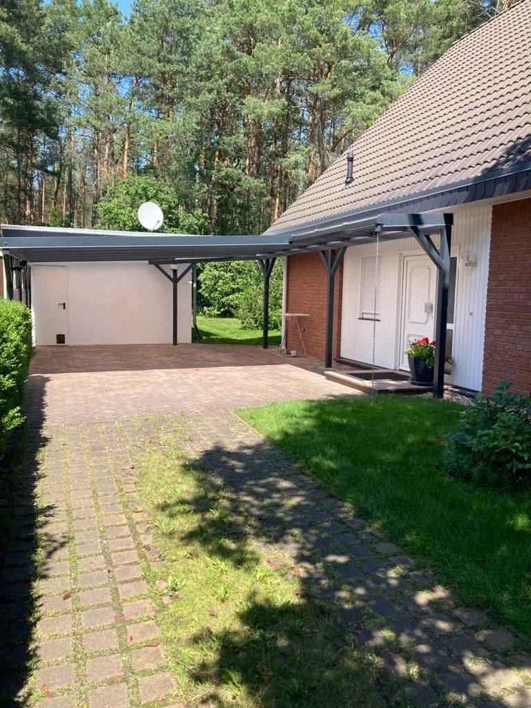 Carport – Ansicht vom Garten