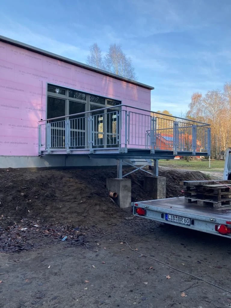 Stahlbalkon am Bestandsgebäude