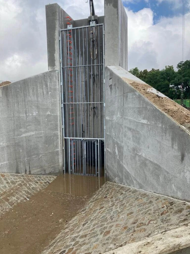Stahlgitter an einer Betonkonstruktion